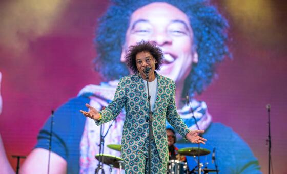 Músico Stewart Sukuma: “Escola precisa ir além da teoria e ensinar a ser humano”